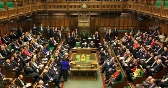 Böyük Britaniyada uşaqlara sosial media qadağan edilir