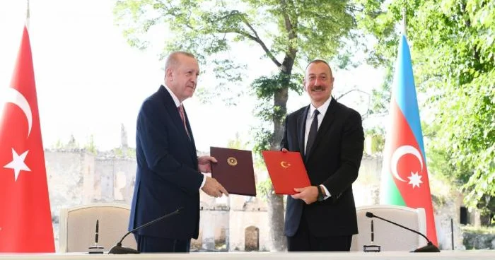 Bir imza ilə başlayan yeni strateji dövr
