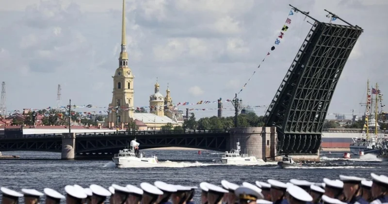 Не до того сейчас . В Петербурге снова отменили военно морской парад