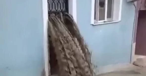 Sel suları evinə doldu: Ölümdən döndü