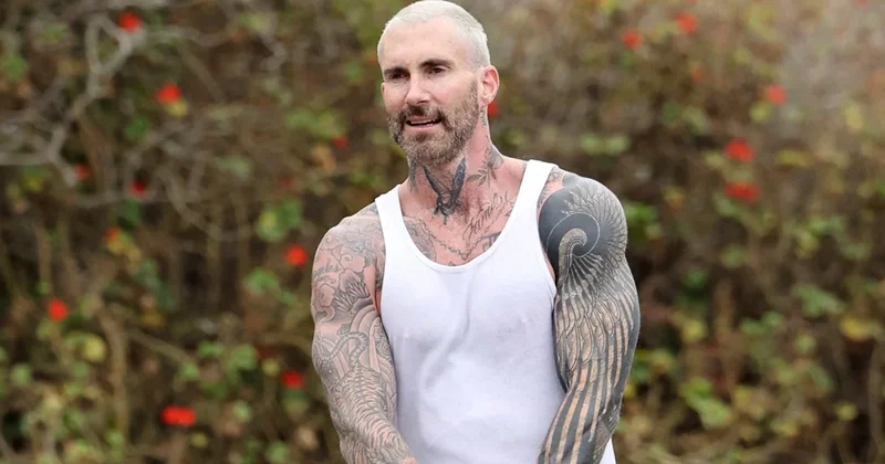 Adam Levində əzələ nümayişi