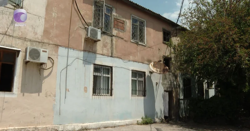 Bakıda binada təhlükə: Tavan çökdü (VİDEO)