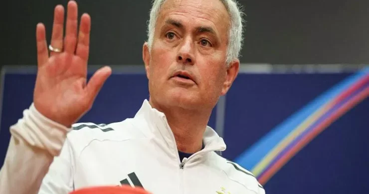 Mourinyonun ilk TRANSFERİ: çepion müdafiəçi ilə müqavilə imzalandı