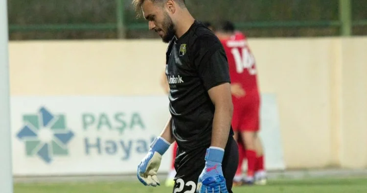 Kəpəz qapıçısı ilə yollarını ayırdı