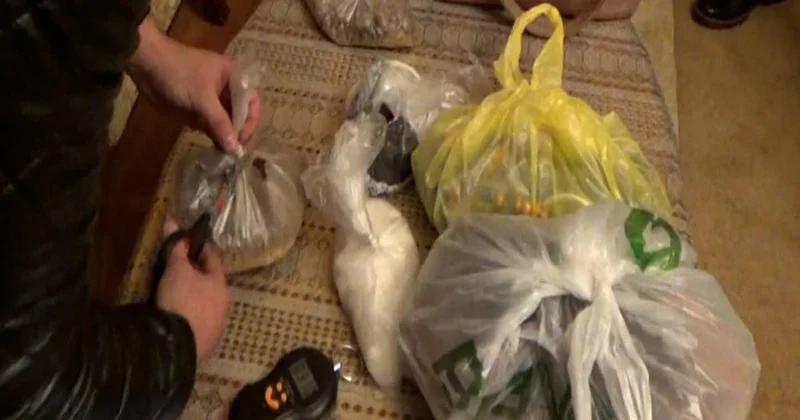 Narkotikləri ünvanlara çatdırmaq istəyən keçmiş məhkum tutuldu VİDEO