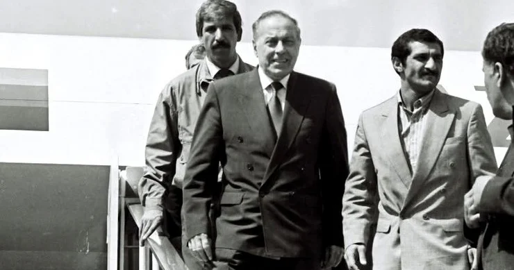 Elçibəy Heydər Əliyevə üç dəfə xüsusi təyyarə göndərmişdi Bir şəklin tarixçəsi
