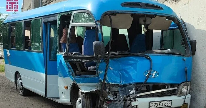 Sərnişin avtobusu “Renc Rover”lə toqquşdu: yaralılar var