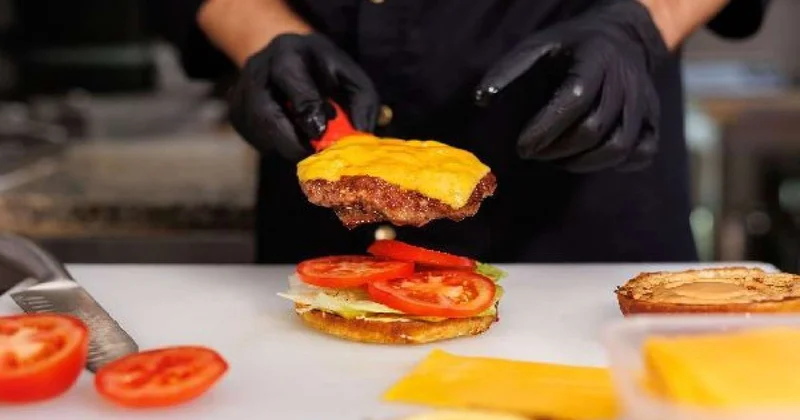Restoran işçisi içinə tüpürdüyü burgeri müştəriyə satdı VİDEO