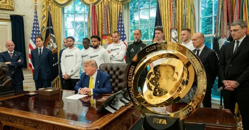 Трамп получил в подарок оригинальный кубок клубного чемпионата мира по футболу