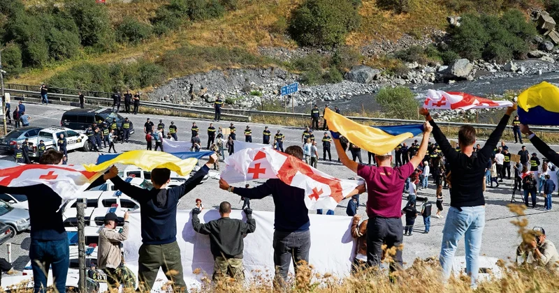 Gürcüstan Rusiyadan çıxarılan ukraynalıları sərhəddən buraxmır