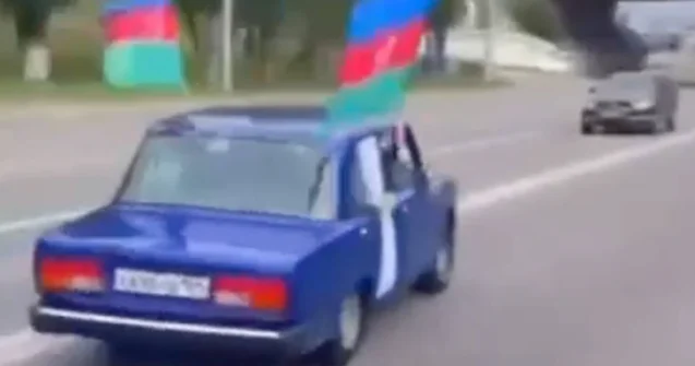 Bayrağımız asılan avtomobillər Rusiya küçələrində Video