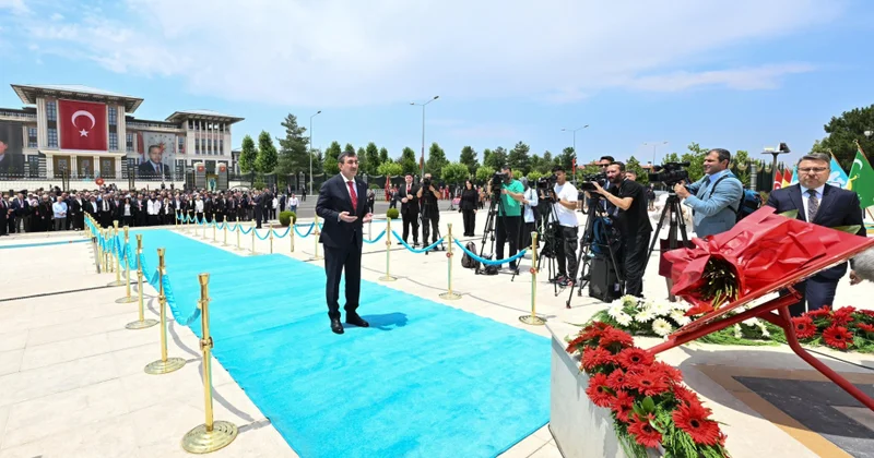 Türkiyənin vitse prezidenti 15 İyul qəhrəmanlarının abidəsi önünə əklil qoyub