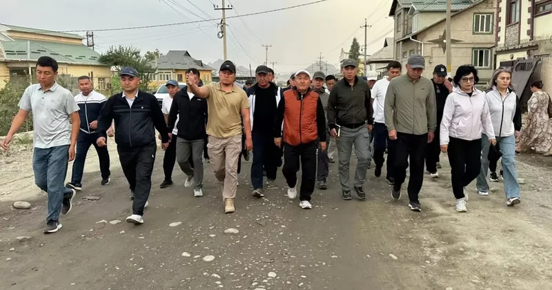 Ты всего лишь базарком, а ты глава автовокзала Мэр кыргызского Оша потребовал от подчиненных отказаться от охраны / ВИДЕО