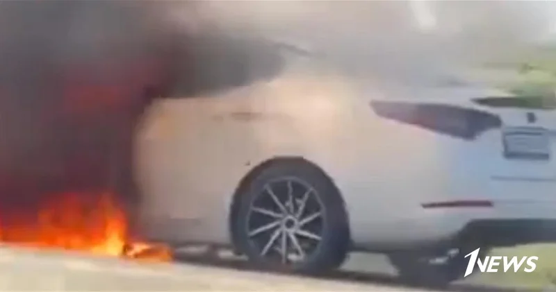 На трассе Баку Алят Газах загорелся автомобиль ВИДЕО
