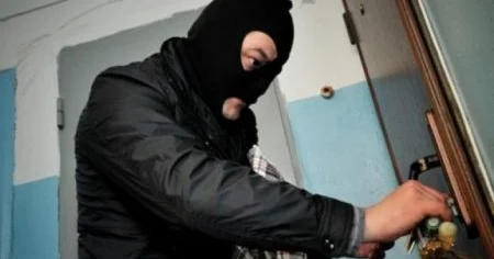 Bakıda iki evdən 30 min dollar və 57 min manatlıq oğurluq olub