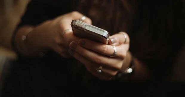 Смартфоны назвали манипулятивными паразитами