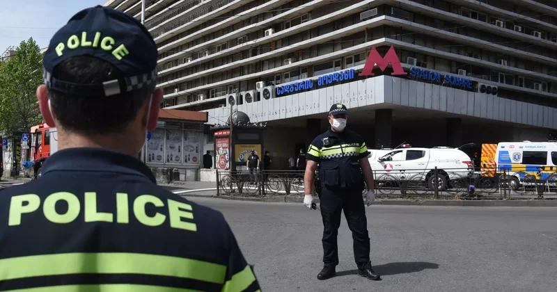 Tbilisidə “Vağzal meydanı”nda qəzalı bina uçub, ölən var