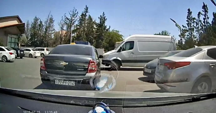 Maşını ikinci cərgədə saxlayıb yoxa çıxan taksi sürücüsü 77 PY 214 VİDEO
