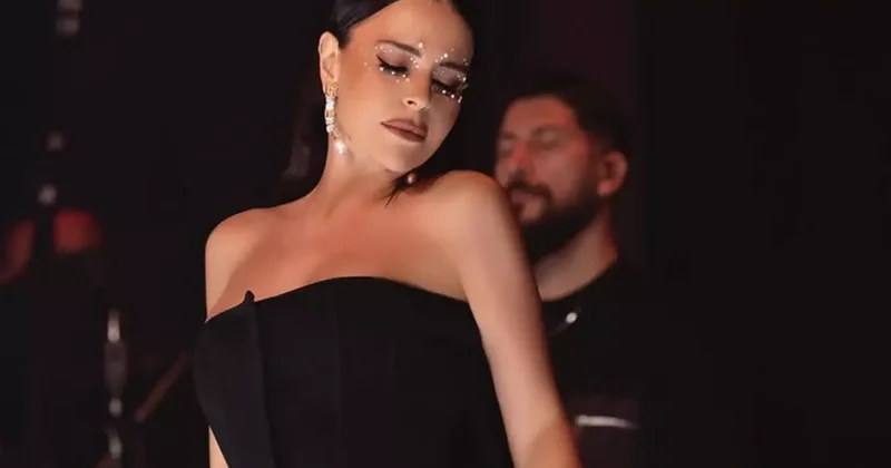 Cazibədar müğənni sinəsini açaraq yay mövsümünü belə açıq elan etdi FOTO