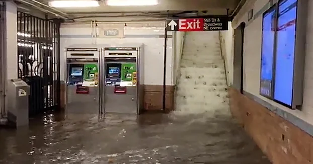 Güclü yağışlar səbəbindən Nyu York metrosuz qaldı...