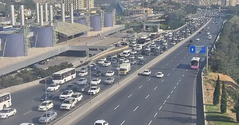 На ряде улиц и проспектов Баку затруднено движение транспорта