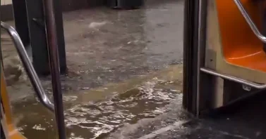 Проливные дожди затопили метро Нью Йорка ВИДЕО