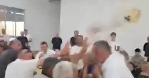 Gürcüstanda azərbaycanlı deputat seçiciyə çaynik atdı Video