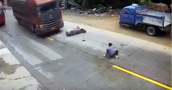 Motosikletdən yola yıxılan sürücünü ağır yük maşını vurdu VİDEO