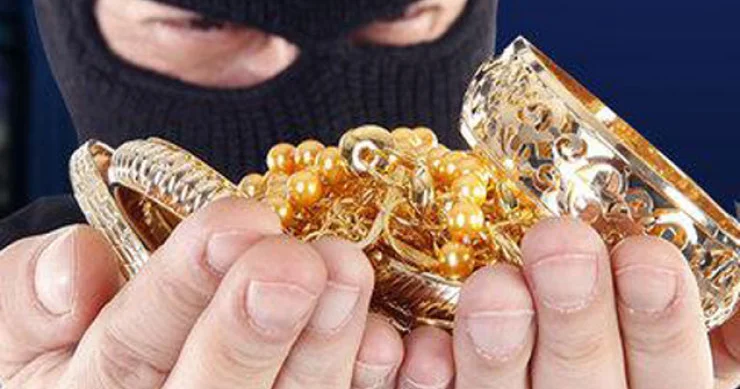 Gənc oğlan qayıanasının pul və qızıllarını oğurladı