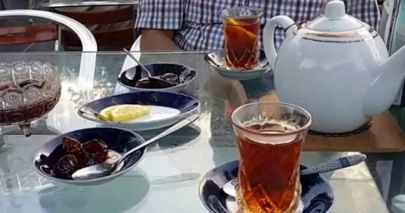 Əvvəlcə qoyun dedi, ardınca atasını təhqir etdi: Deputat niyə çaynik atıb? VİDEO