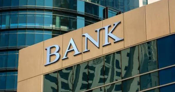 Müştərilər təşvişdə: Banklar bağlanır?
