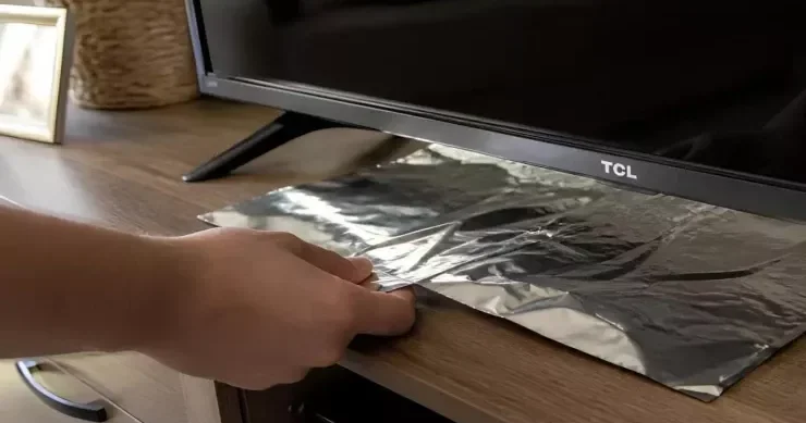 Bu sadə üsul internetdə trend olub: Televizorun altına niyə folqa qoyurlar?