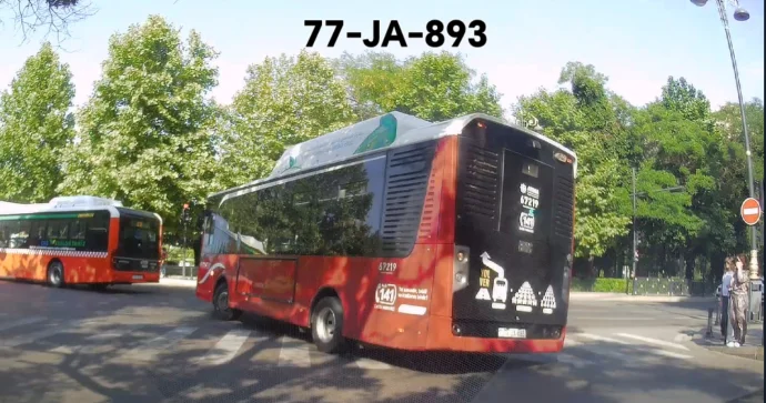 BakuBus sürücüsü svetoforun qadağanedici işığını saymayıb hərəkət etdi VİDEO