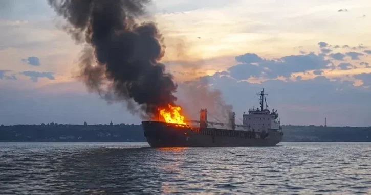 Спасённых с атакованного дронами судна граждан Азербайджана эвакуировали из Украины