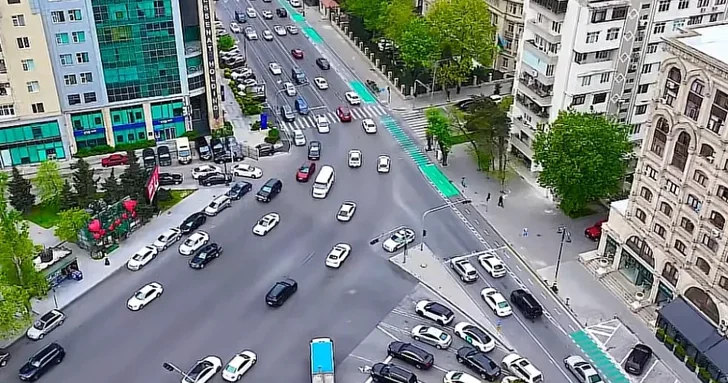 В Баку с завтрашнего дня изменится направление движения транспорта на одной из улиц