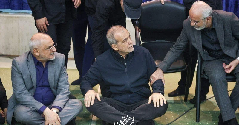 Pezeşkian Xameneinin anım mərasimində diqqət çəkən addım atdı