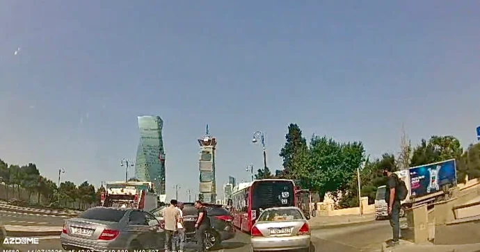 Bu yolda qəzalar təkrarlanır: Bu dəfə “Mercedes”lə “Hyundai” toqquşdu VİDEO