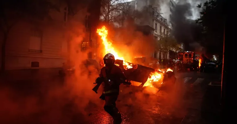 Разъяренные фанаты устроили беспорядки во Франции ФОТО / ВИДЕО