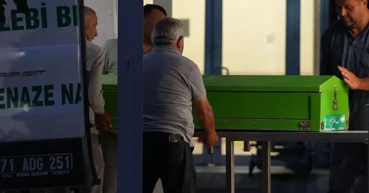 Atasını parçalayıb tualetdə gizlətdi
