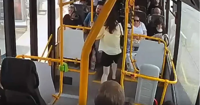 Avtobusda 9500 manat tapıb mənimsəyən şəxs saxlanıldı Pul sahibinə qaytarıldı VİDEO