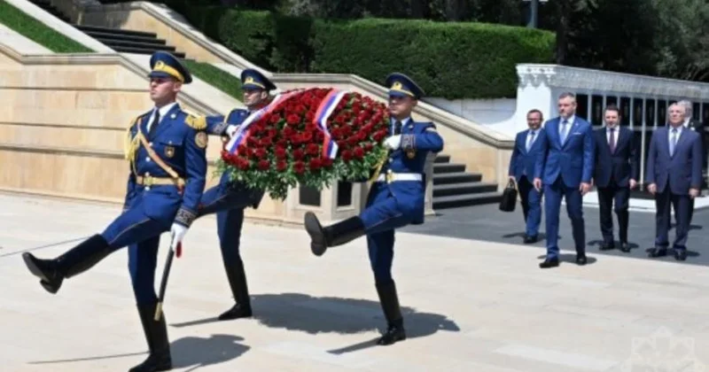 Slovakiya Prezidenti Bakıda şəhidlərin xatirəsini anıb
