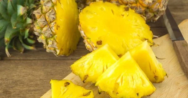 Ananas yeyəndə dil niyə yanır?