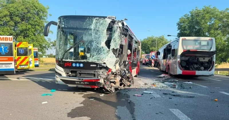 Praqa yaxınlığında avtobuslar toqquşdu: Xəsarət alanlardan birini helikopterlə apardılar FOTO