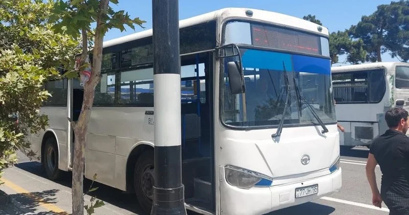 Bakıda nasaz avtobus qəza şəraiti yaratdı, sürücü sərnişinləri təhqir etdi VİDEO KONKRET