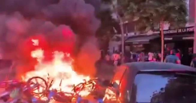 В День взятия Бастилии Париж не справился с футбольными болельщиками и оказался в огне Minval Politika