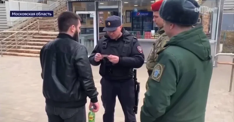 Solovyov küçədə saxlayıb, haralı olduğunu soruşduqları, sənəd istədikləri adamları nəyə çağırır?