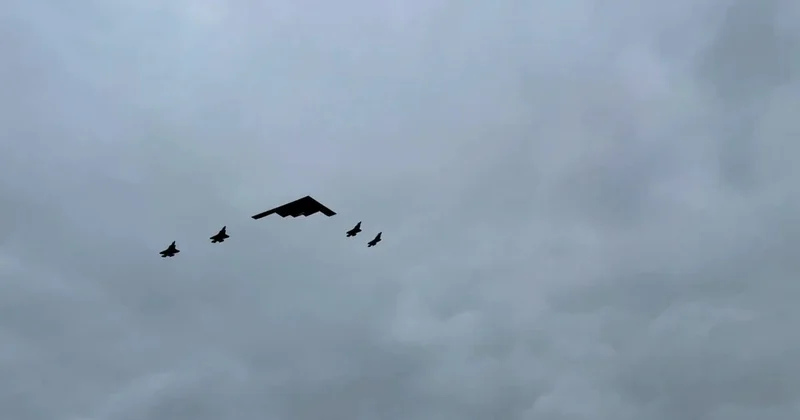 B 2 Spirit bombardmançı təyyarəsi Tramp və Putinin üzərindən uçub