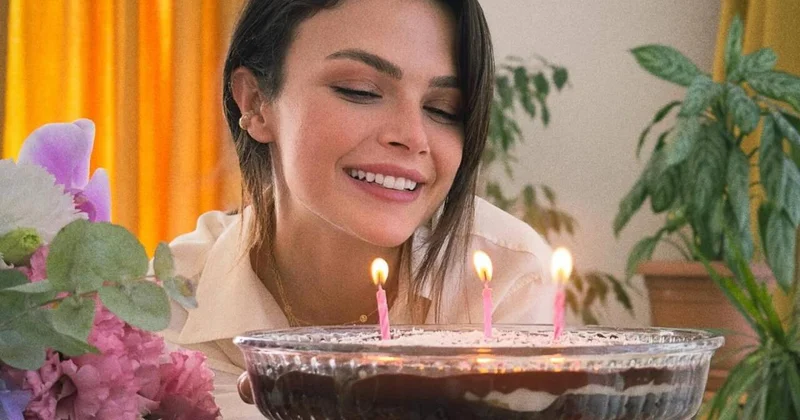 Atası azərbaycanlı olan Sinemdən açıq saçıq FOTOlar