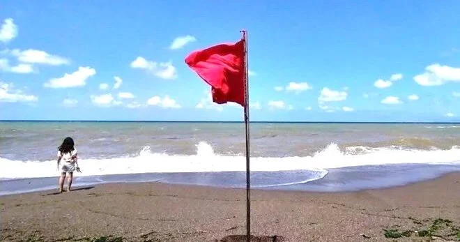 Qırmızı bayraqlar qaldırıldı: Ölümcül təhlükə davam edir, dənizə girmək qadağandır
