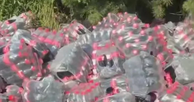 Azərbaycanda istehsal olunan yüzlərlə Coca Cola küçəyə atıldı